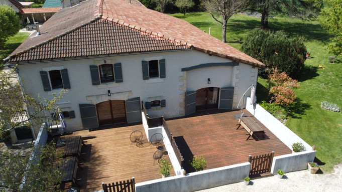 Terrasse en bois du Domaine du Bardon, gîte avec mobilier d’extérieur pour des repas en plein air. Location vacances avec jardin privatif et espaces détente.