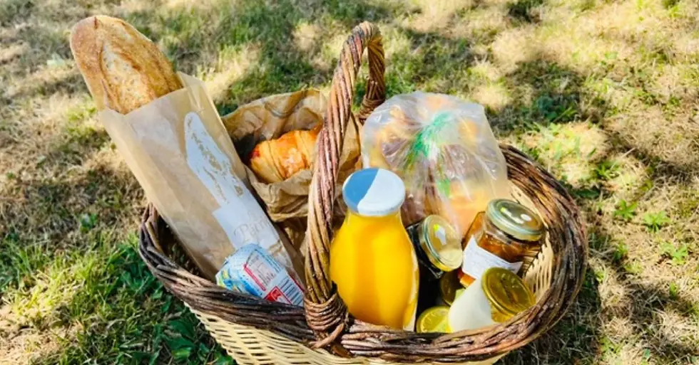 Un panier petit déjeuner gourmand avec des produits locaux, au Domaine Bardon. 