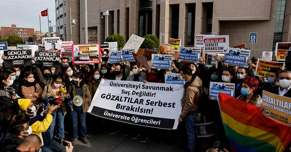 Des étudiants de l'université Bogazici manifestent devant un tribunal et demandent la libération de leurs camarades d'université qui sont jugés pour avoir protesté contre la nomination d'un nouveau recteur par le présidentErdogan à Istanbul, en Turquie, le 7 janvier 2021. Sur la bannière, on peut lire : "Défendre l'université n'est pas un crime ! Libérez les détenus !"