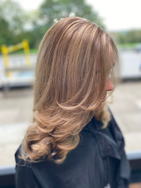 Bouncy blowout with soft waves and shine