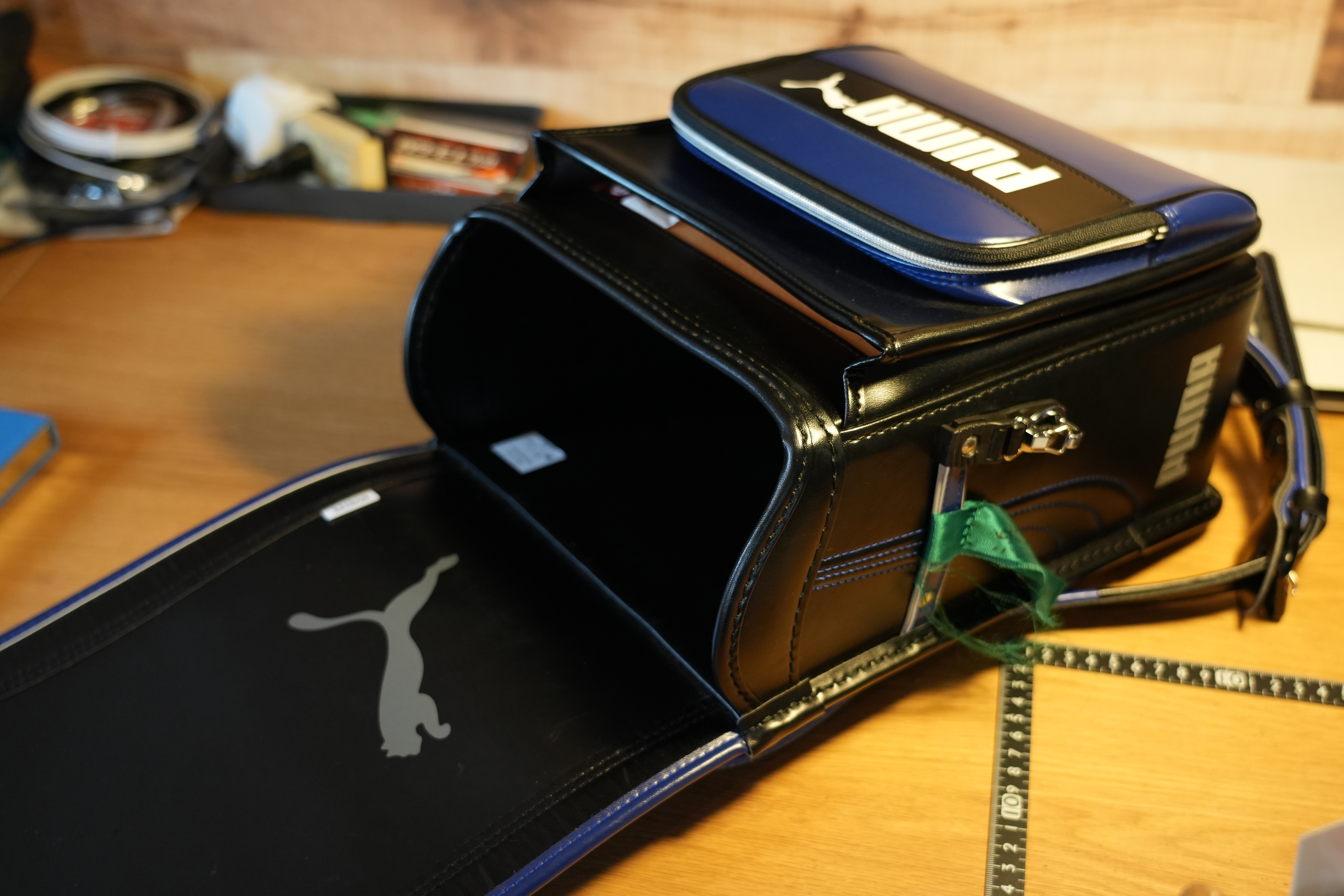 画像：開いているランドセル