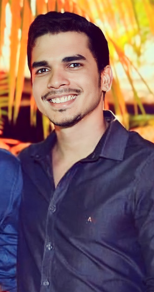 Foto de um rapaz usando camisa de linho.