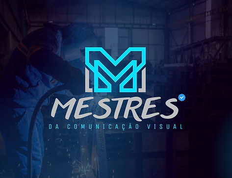 Logomarca mestres da comunicação visual com um simbolo parecido a letra M, nas cores azul e cinza, com um fundo azul