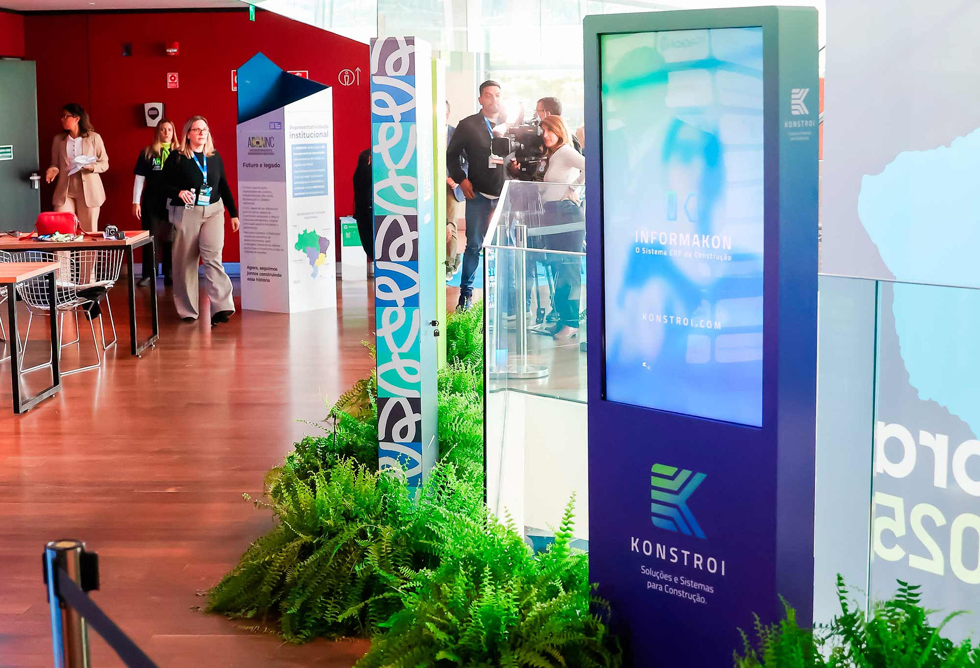 Totem interativo da Konstroi na ABRAINC 2025 em São Paulo