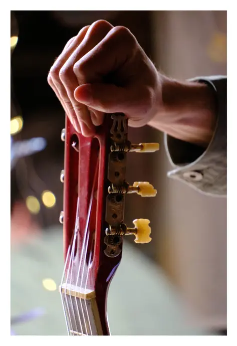 Hand_on_Guitar.webp