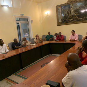 Signature d'actes et remise de titres de propriété, à Sainte-Rose