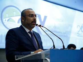 homem discursando em dois microfones