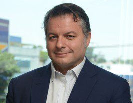 rosto de um homem com camisa branca e terno azul