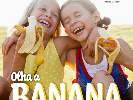 meninas comendo banana