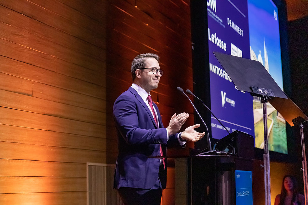 homem de terno fazendo apresentações