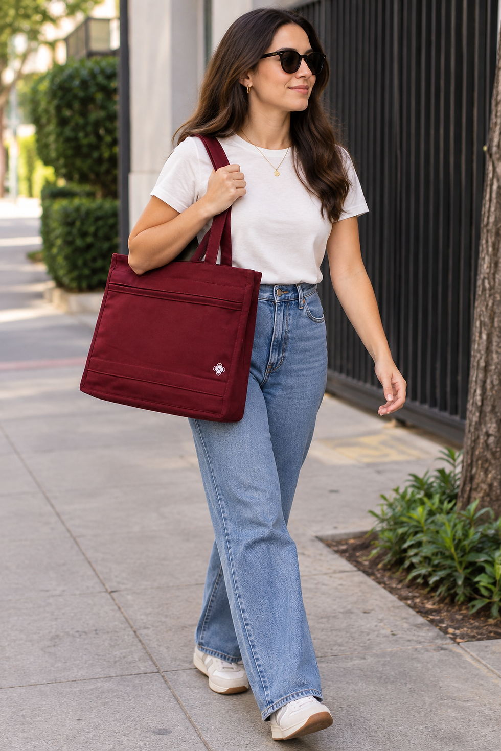 mulher andando na rua e usando bolsa cotuê