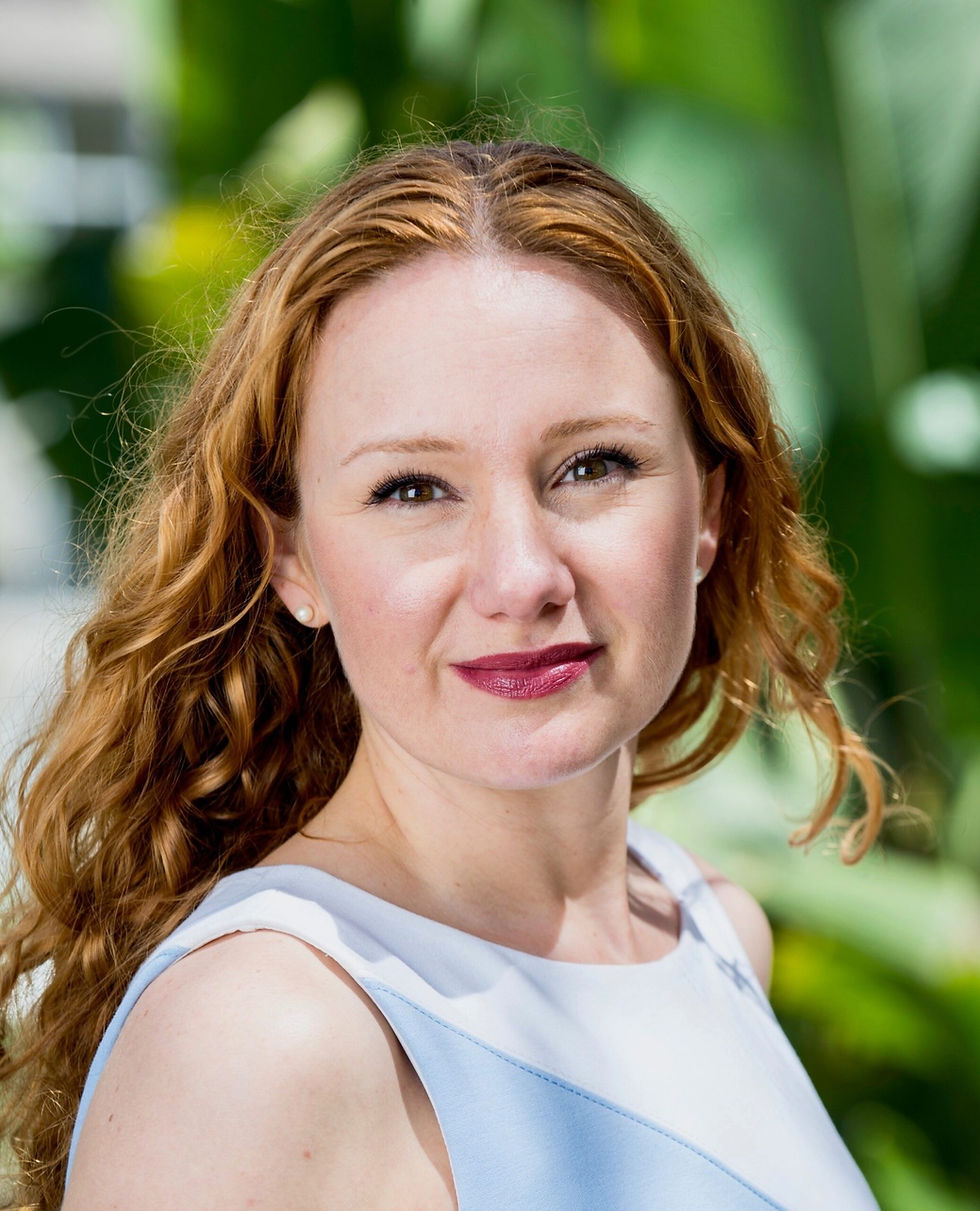 Tamara Muruetagoiena, vp de sustentabilidade da IFPA, mulher branca, cabelos ruivos, camiseta branca