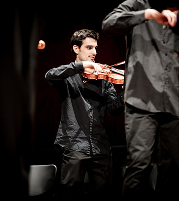 Ernest Martínez, violinista de Camerata Penedès, durant el primer concert de l'agrupació