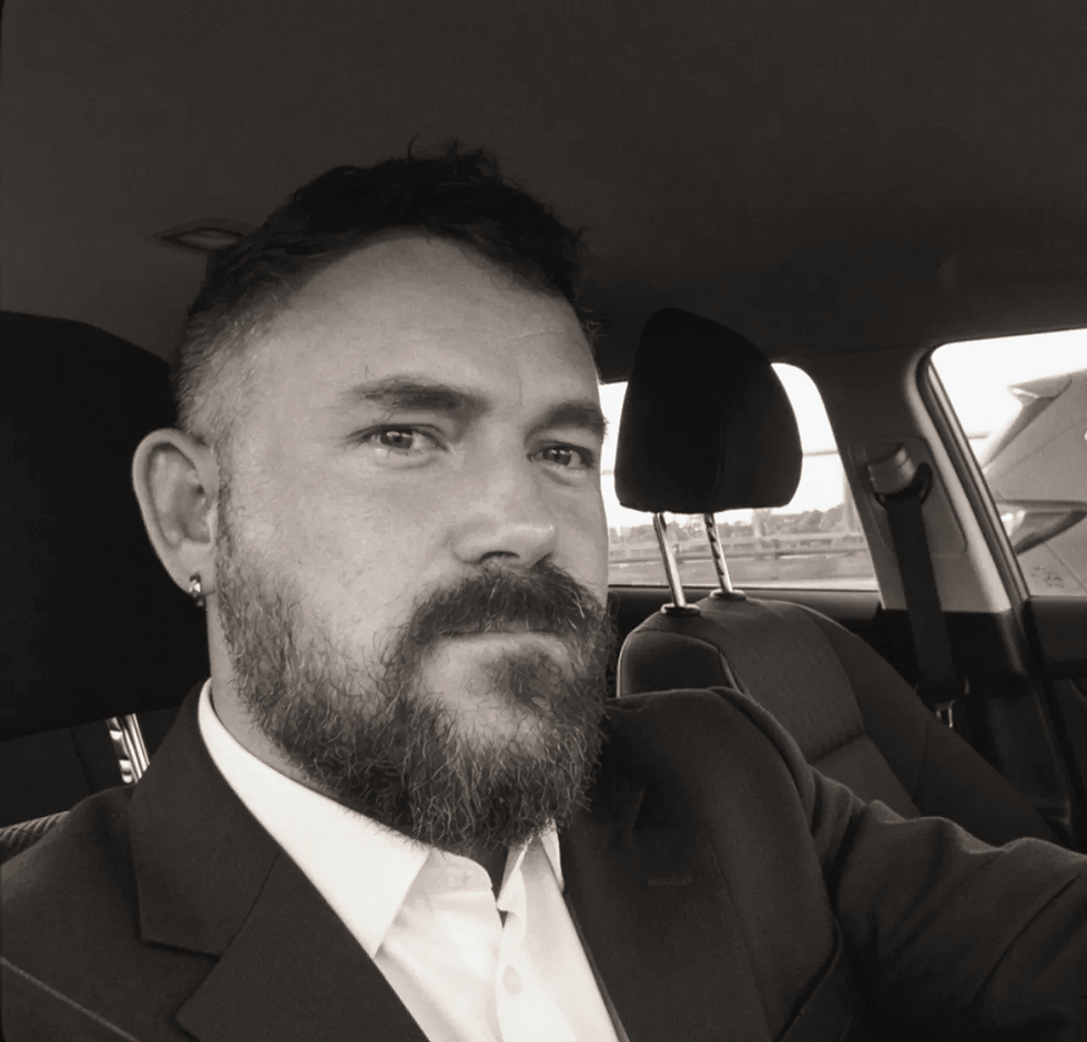 photo of hunter in black and white, the masseur