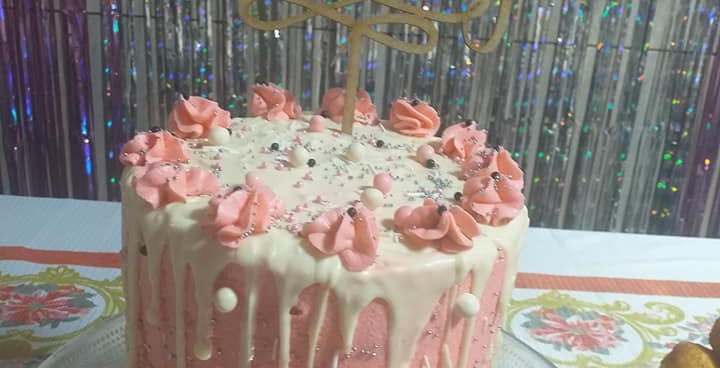 Drip cake de brownie relleno con crema de lucuma