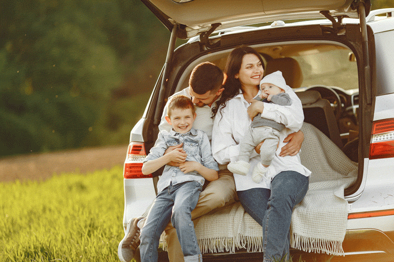 FAMILIA EN CARRO