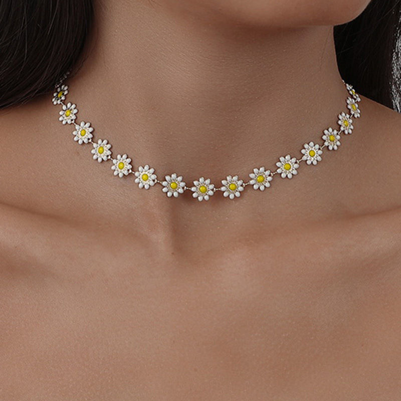 Trendy Minimalist Daisy Layered Choker Necklace for Summer