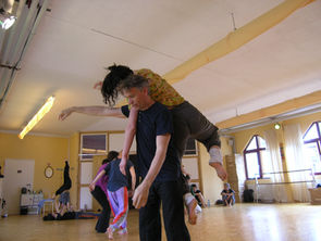 Contact Improvisation Workshop mit Alyssa Lynes