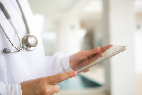 doctor-with-tablet-hands_1232-650.jpg