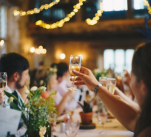 Escena de brindis de celebración