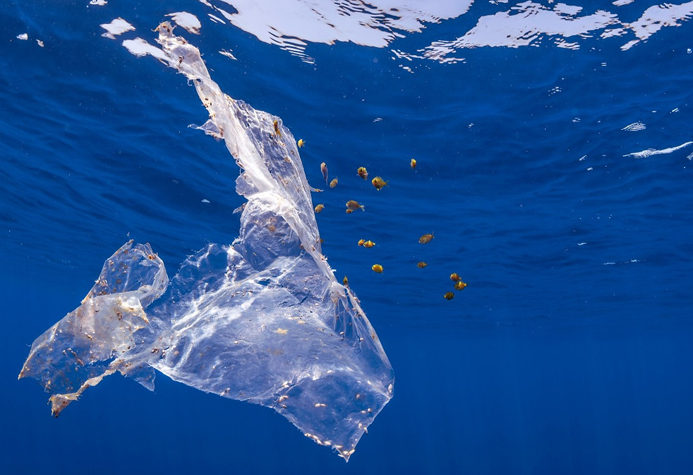 sac en plastique immergé en mer