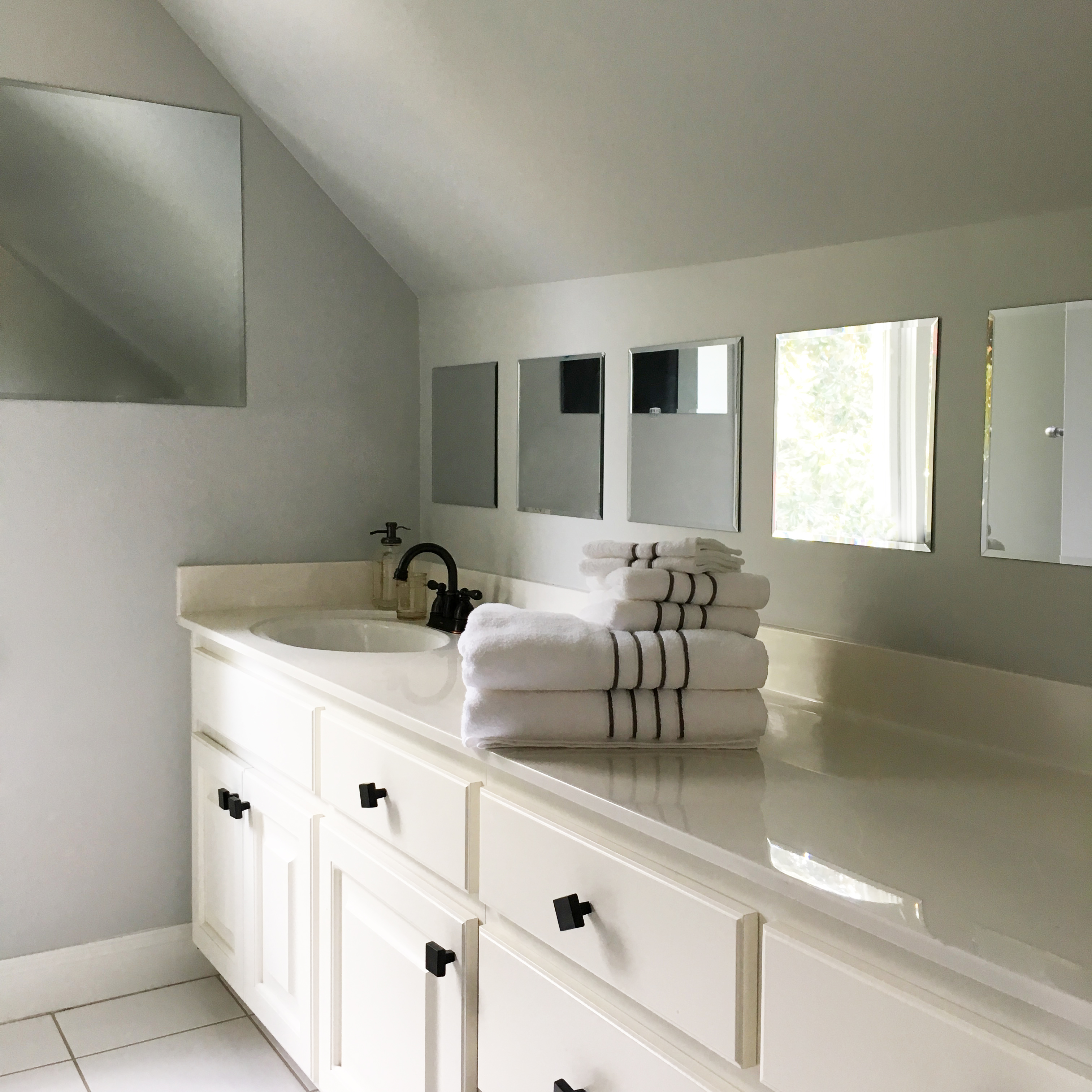 Hotel-like small bath design