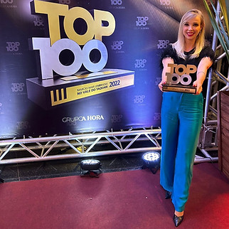 Di Hellen recebe prêmio Top100