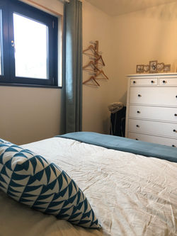 Le Chaleureux : la chambre et sa commande pour ranger vos affaires ainsi que le lit parapluie pour l