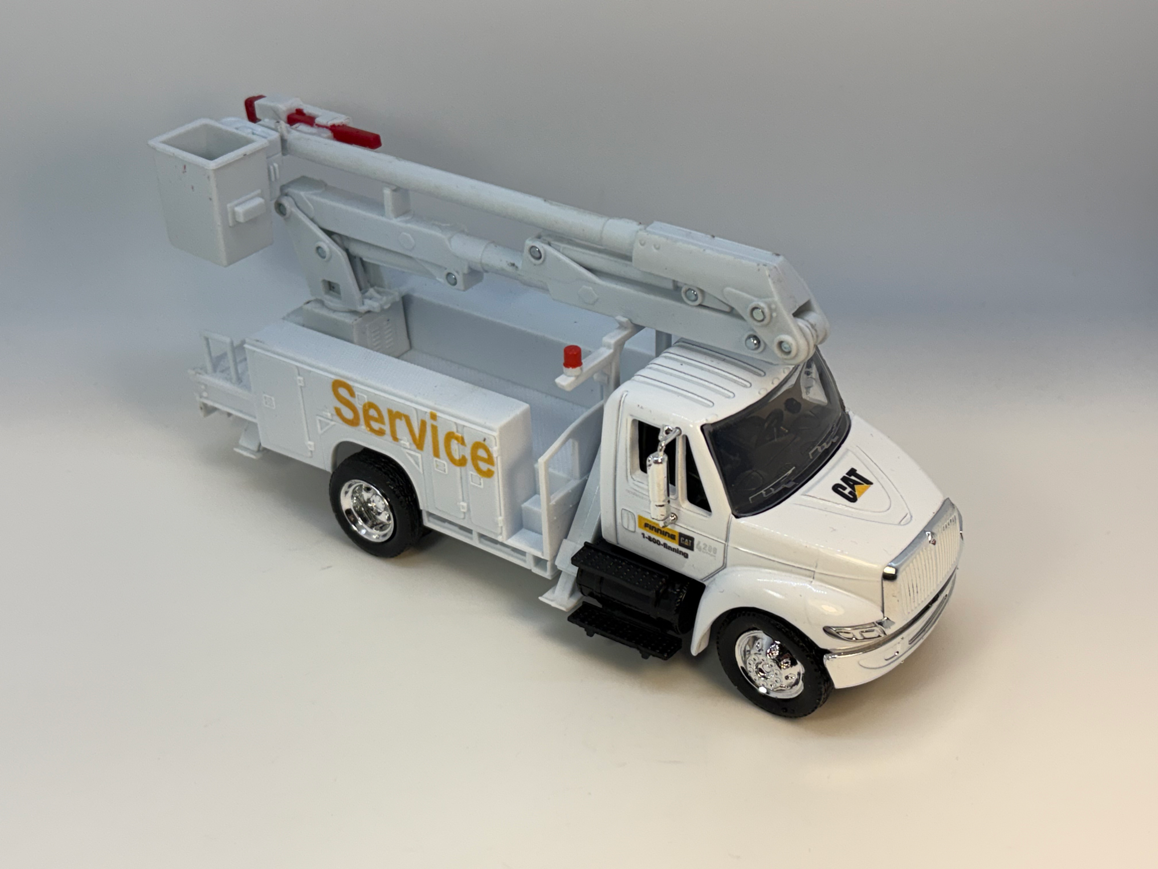 15913 1:43 *CUSTOM* International 4200 Service Truck with Finning graphics (CAT)