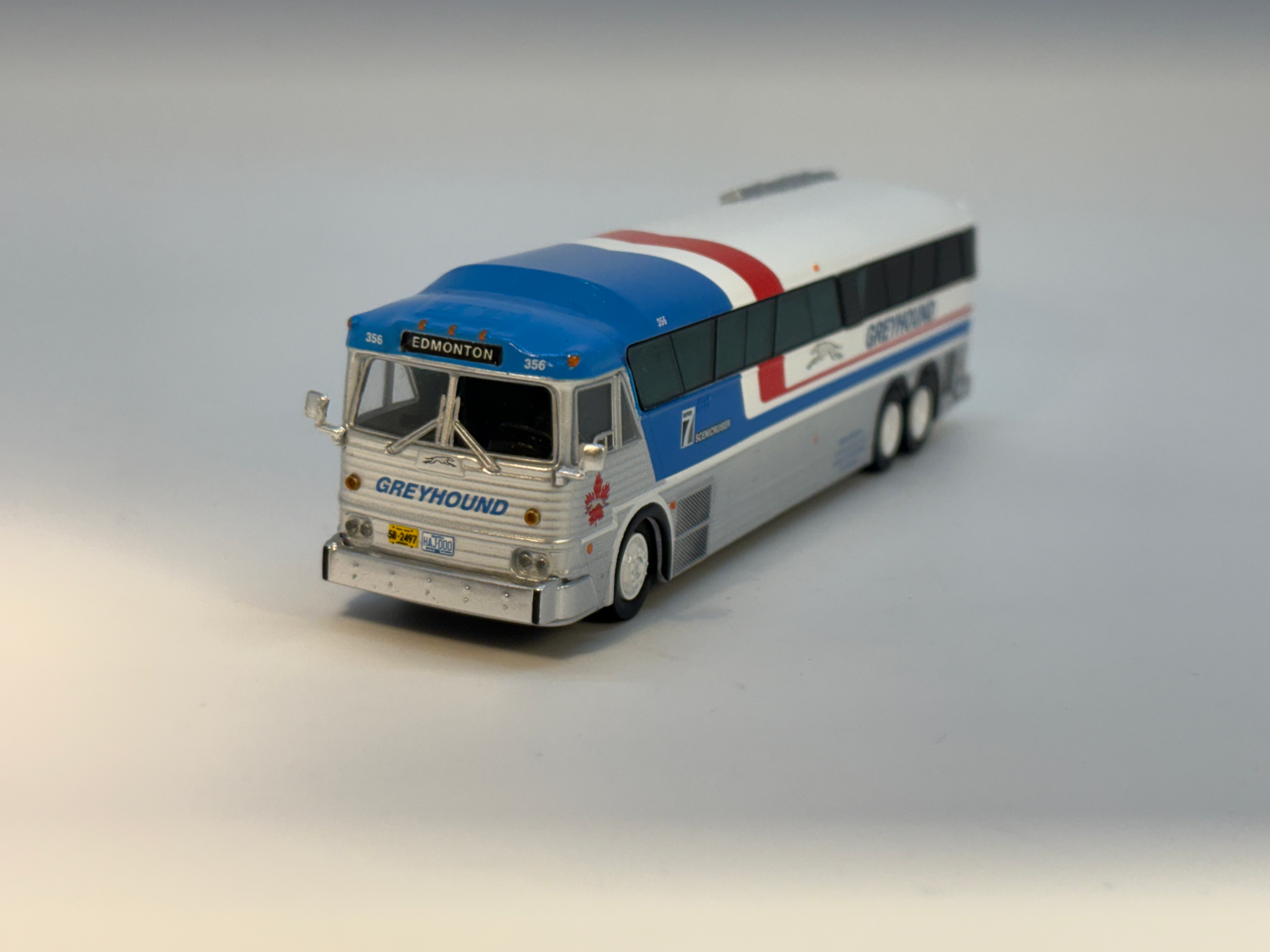 87-0254 HO 1:87 MCI MC-7 Greyhound Freighter GPX Parcel Express "EDMONTON"