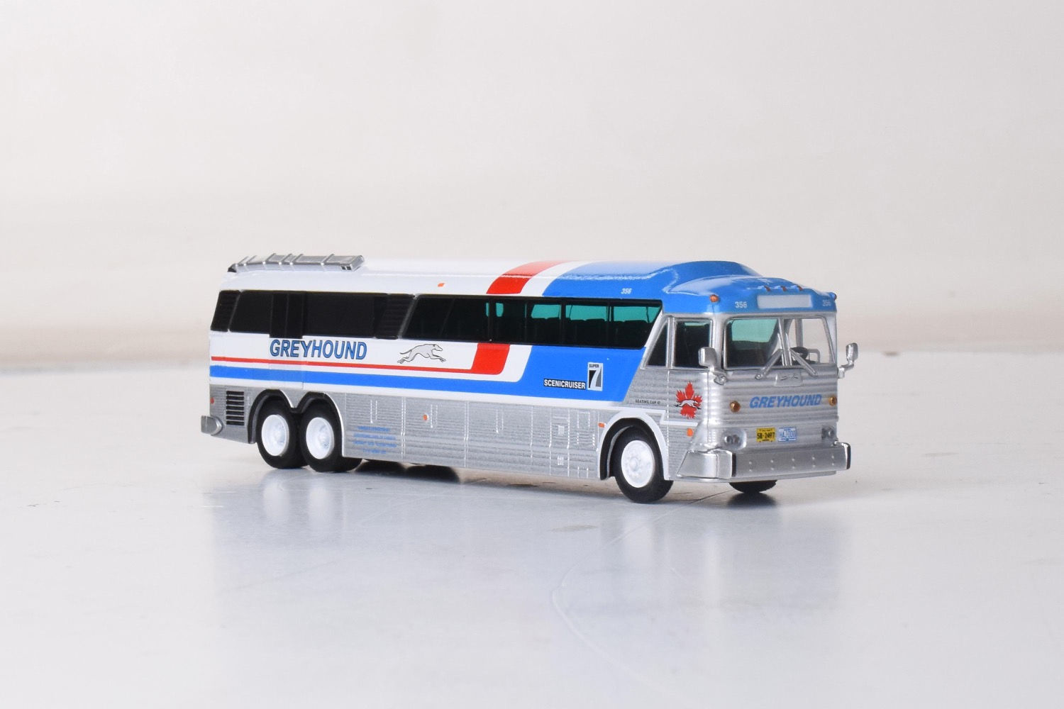 87-0254 / 1:87 MCI MC-7 Greyhound Freighter GPX Parcel Express