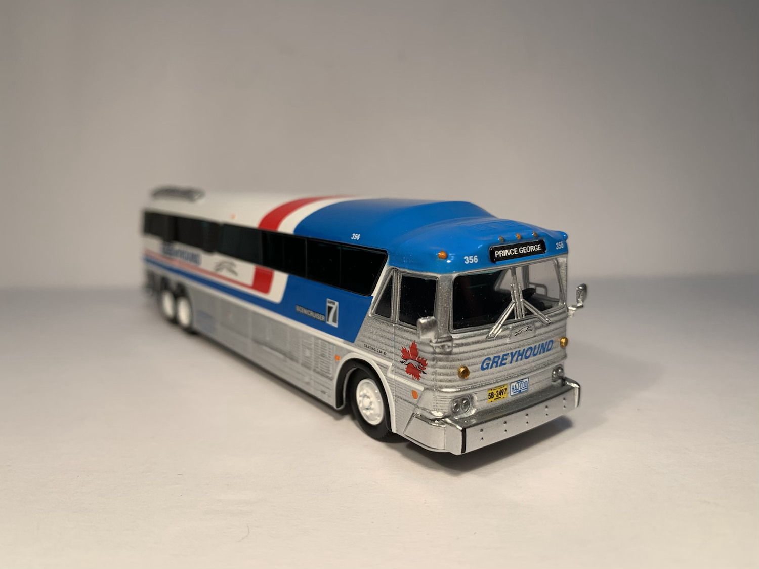 87-0254 / 1:87 MCI MC-7 Greyhound Freighter “PRINCE GEORGE” GPX Parcel Express