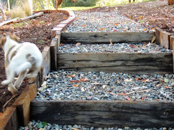 jardín escalera madera piedra