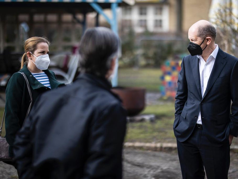 Olaf Scholz und die Vorsitzende des SPD-Ortsvereins Potsdam Mitte/Nord zu Besuch beim Ribbeckeck in Bornstedt