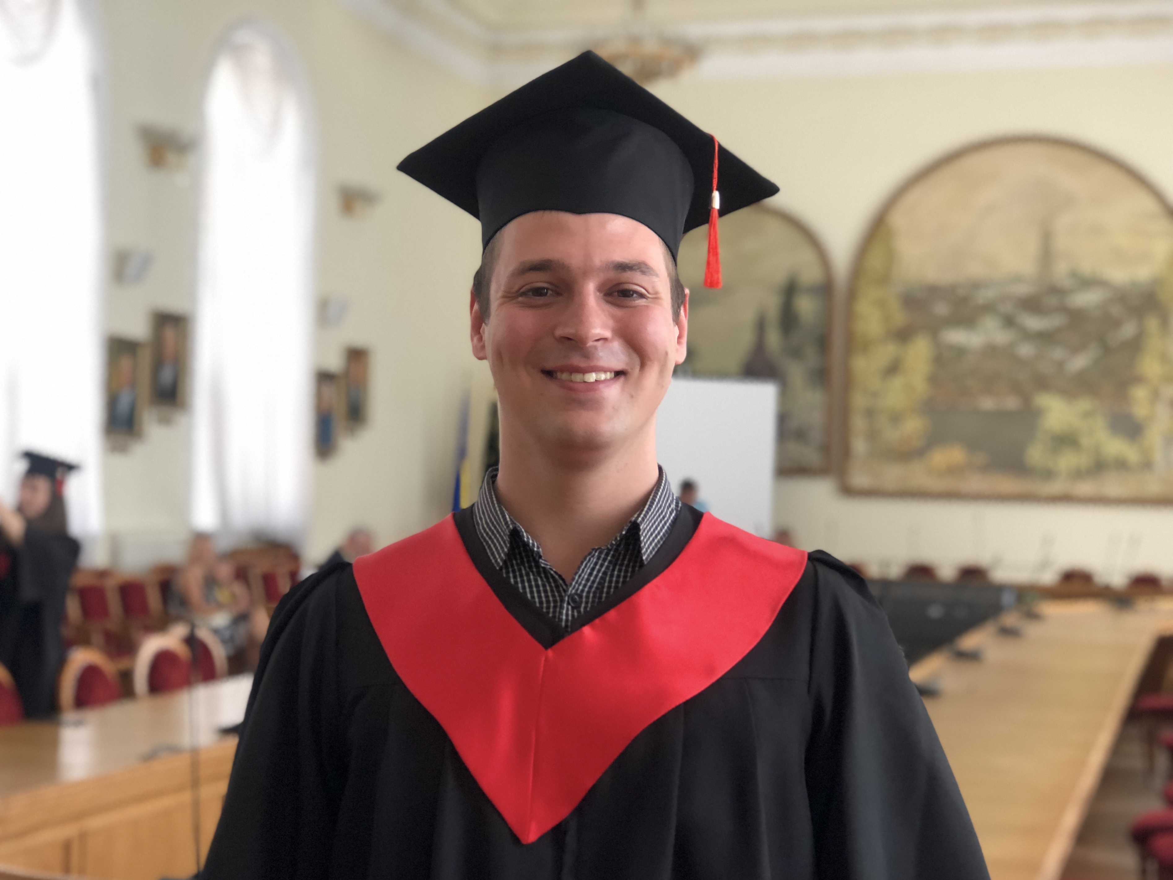 Фото магистра. Магистр фото. Девушка магистр. Одежда студента выпускника. Высшее образование за границей.