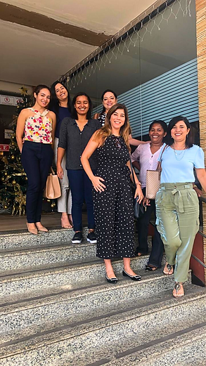 Equipe da Clínica Teresa Longo posando para foto em uma escada