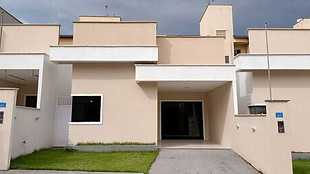 Fachada de casa nova em condomínio fechado à venda em São Luís, oferecida pela corretora Sonia Barros