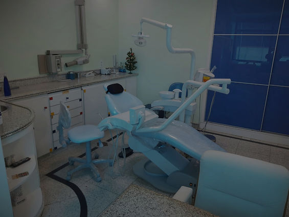 Consultório odontológico da Clínica Teresa Longo em São Luís, com cadeira de dentista e equipamentos, especializado no tratamento com Invisalign