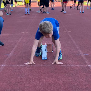 Drei Nachwuchs-Leichtathleten beim Abendmeeting in Gisingen