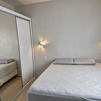 Quarto com armário com espelho