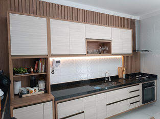 Cozinha planejada com armários sob medida e ripado decorativo, pela Future Móveis em São Luís.