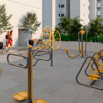Academia outdoor no Condomínio Renaissance, com equipamentos de ginástica ao ar livre, cercada por paisagismo e áreas verdes.