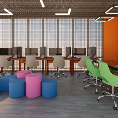 Área do Espaço Teens no Condomínio Renaissance, equipada com computadores, cadeiras coloridas e uma parede grafitada vibrante.