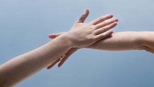 Būti tarp, su, kintant: „Low Air“ šokio etiudų vakaras