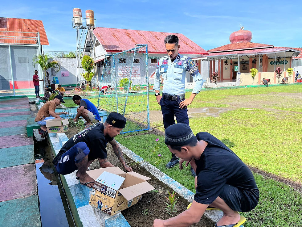 Petugas Rutan Pasangkayu Awasi WBP Bersih-Bersih Lingkungan Kantor