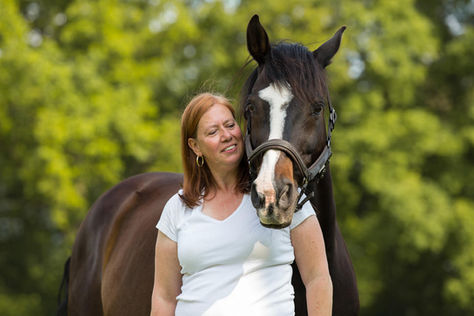 Tierkommunikatorin Katja Hammerschmidt mit ihrem Pferd Maël – Titelbild zum Blog „Pferde besser verstehen"