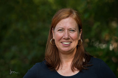 Portrait von Katja Hammerschmidt vor dunklem Hintergrund