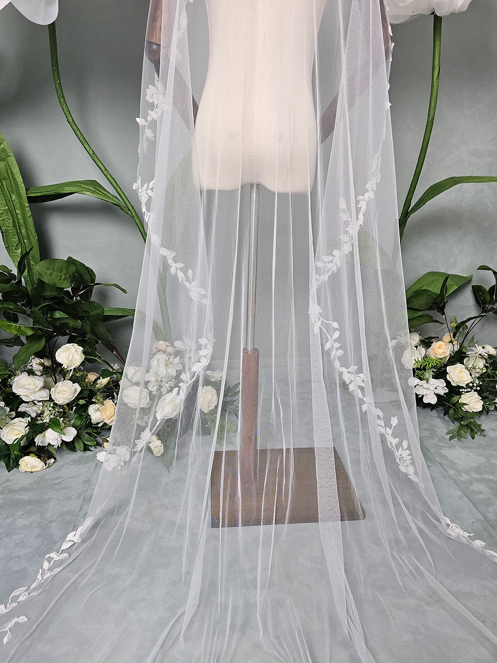 Thumbnail: Liana- Leaflike Cored Lace Veil
