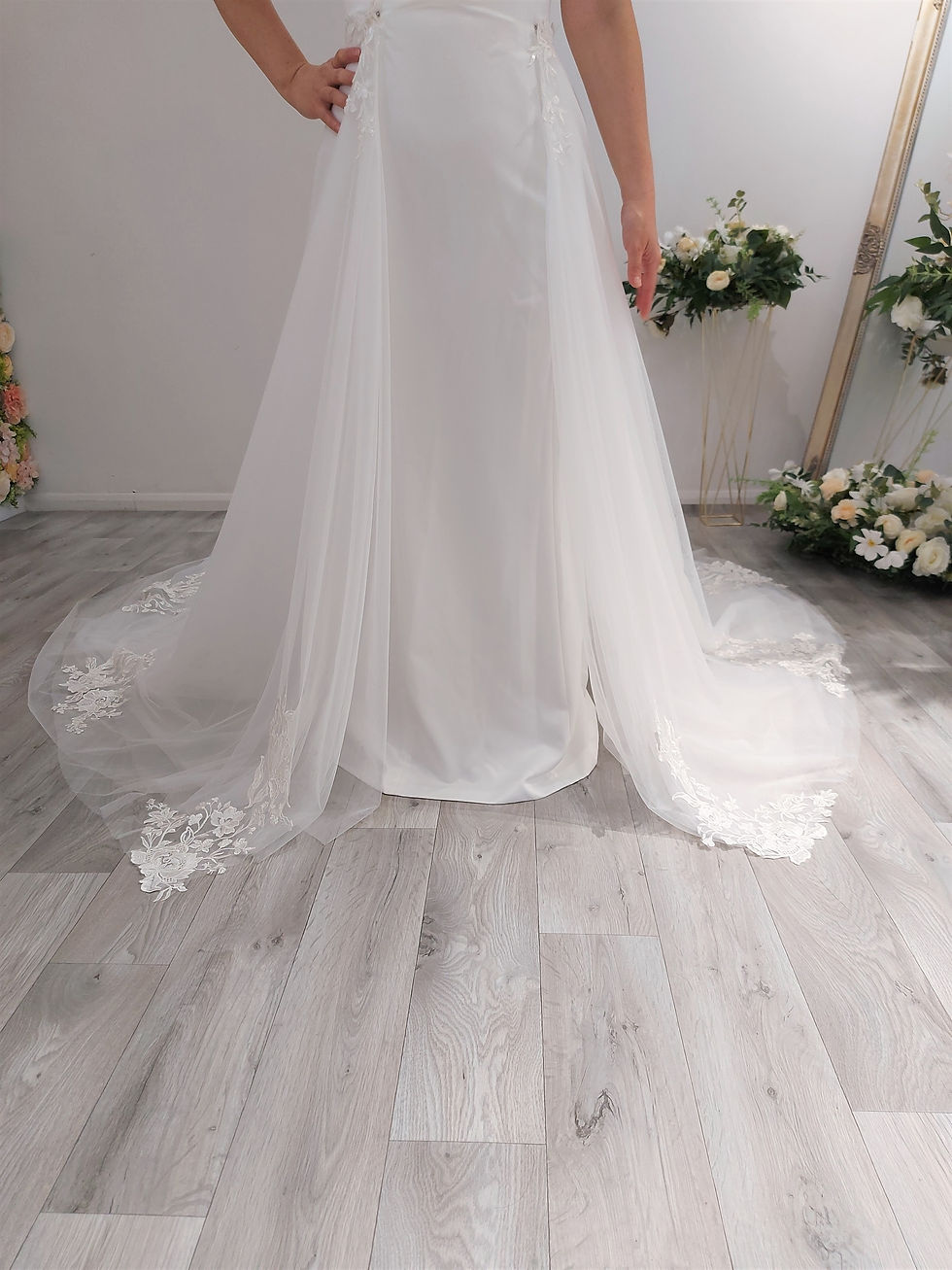 Thumbnail: Rochelle - Detachable Train With Lace