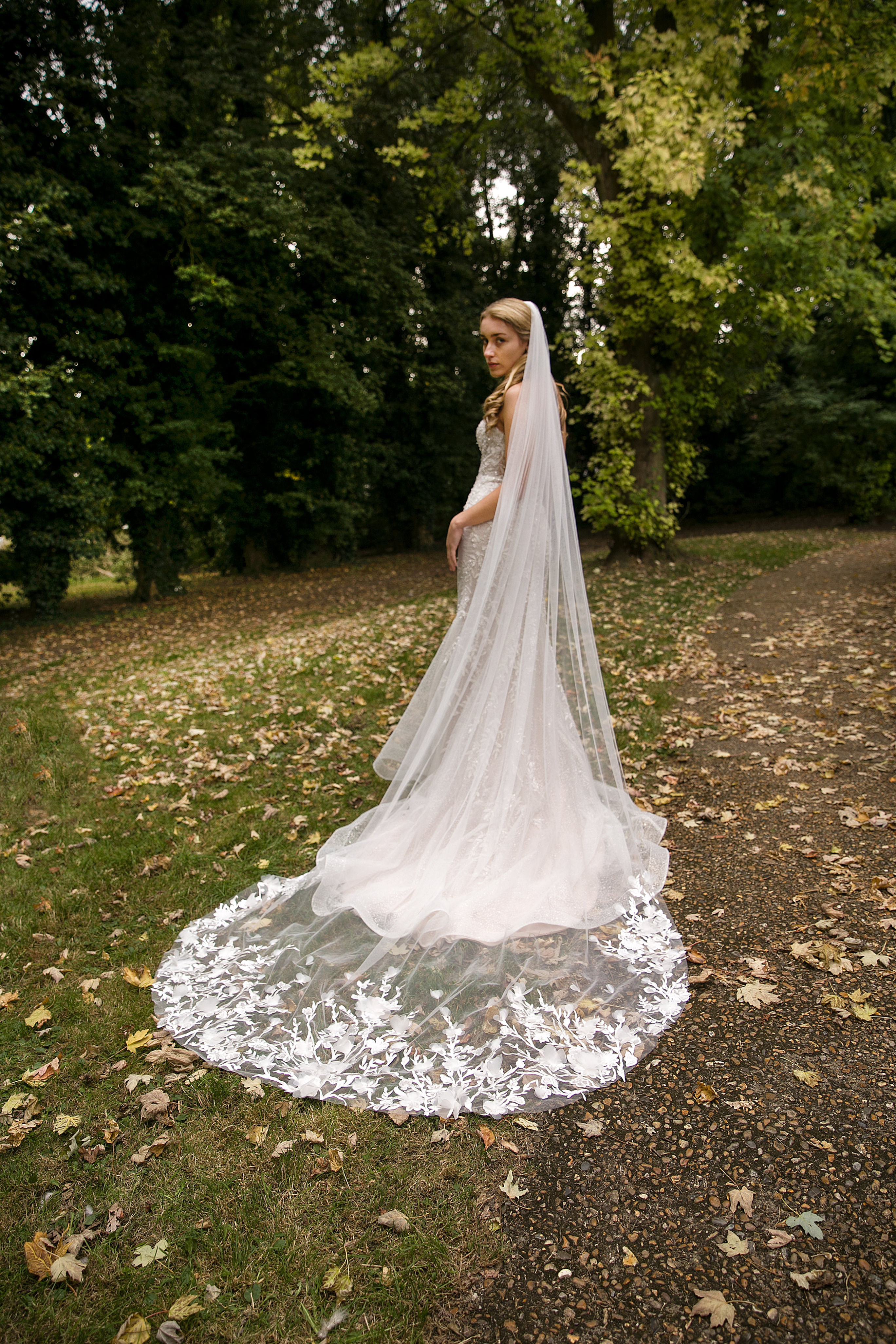 Venus - Lace veil with 3D Floral Details